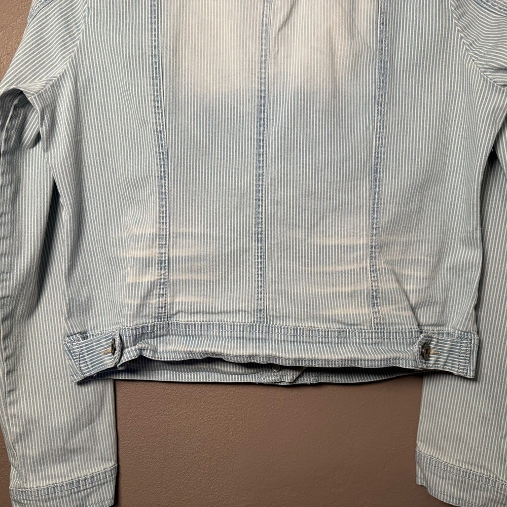 Jou Jou Womens Cropped Light Wash Distressed Denim Pinstripe Jean Jacket Size XL - Picture 13 of 16